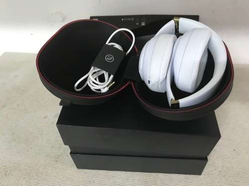 BRAND NEW BOXED Apple Beats Studio3 Wireless Over Ear Headphones - White